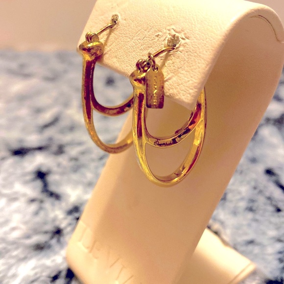 Beautiful! Coach Brass Double Hoop Gold Earrings With 1 Charm☝🏻🙃🌹🌹🌹 - Picture 4 of 7